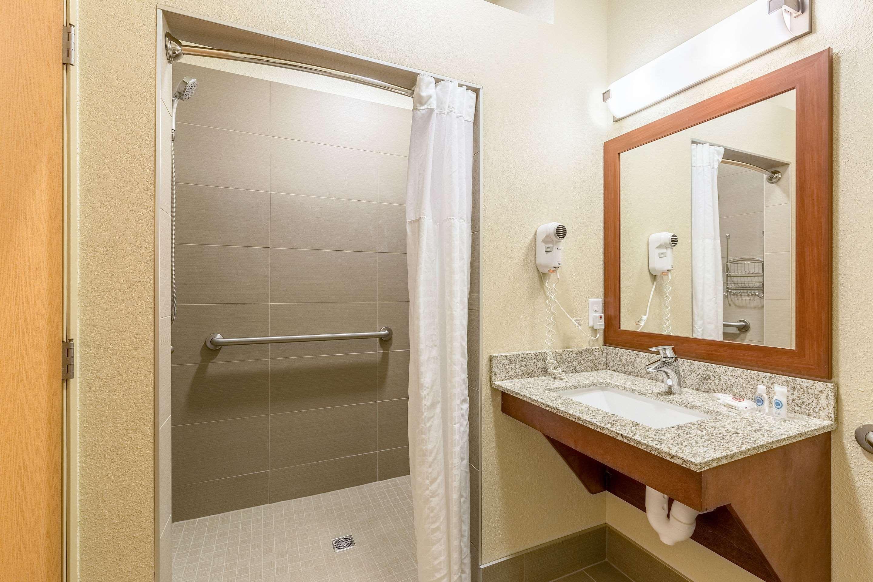 Comfort Suites Burlington Ngoại thất bức ảnh