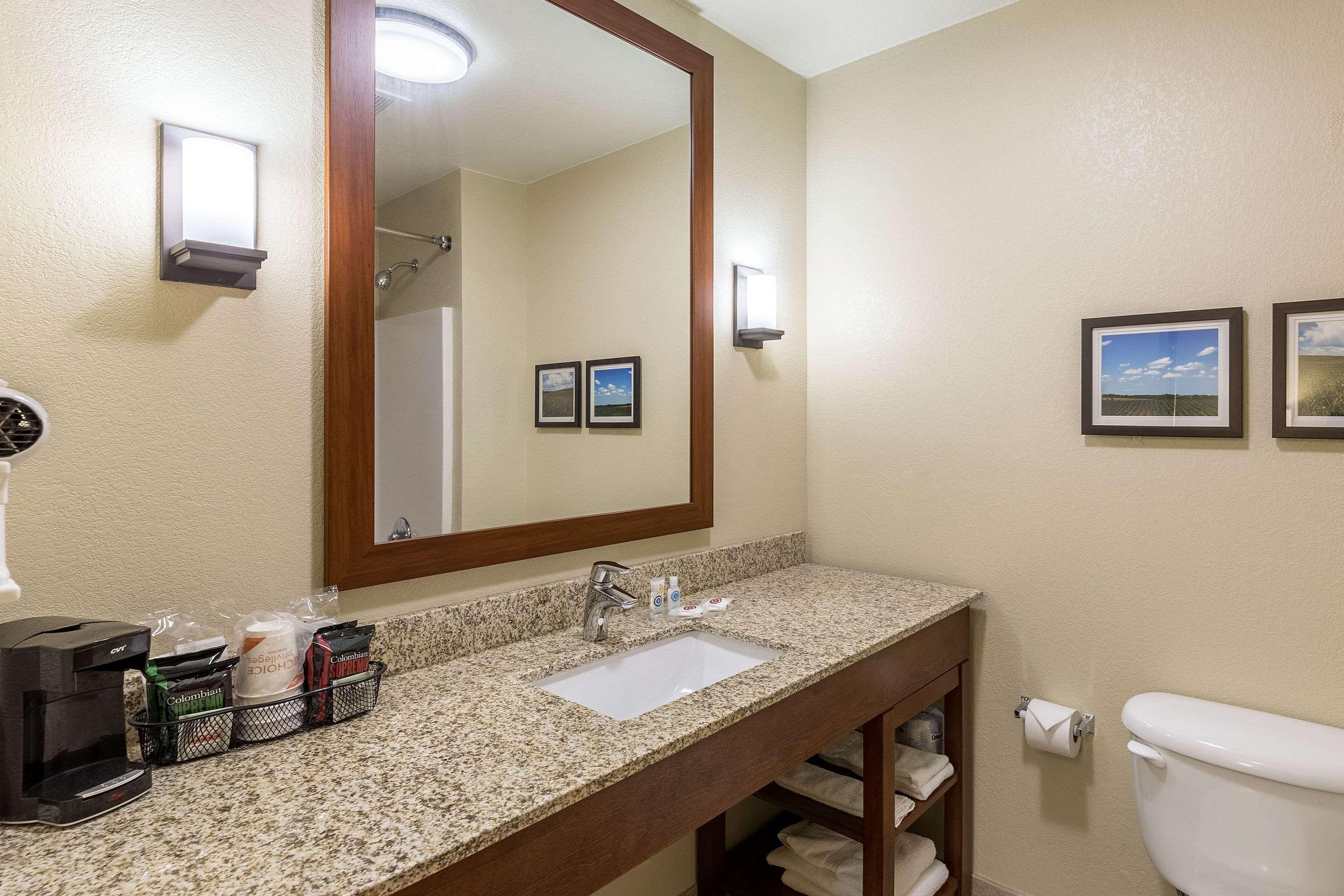 Comfort Suites Burlington Ngoại thất bức ảnh